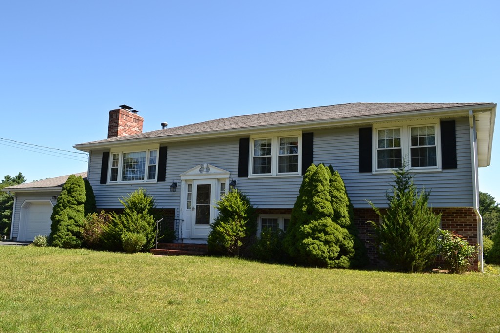 722 Snipatuit Road Rochester, MA 02770 - Photo 1 of 15 a front view of a house with garden