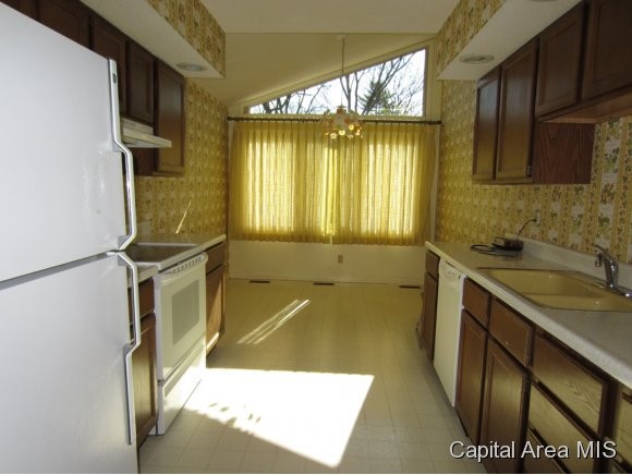 2011 Cardinal Drive Springfield, IL 62704 - Photo 4 of 9