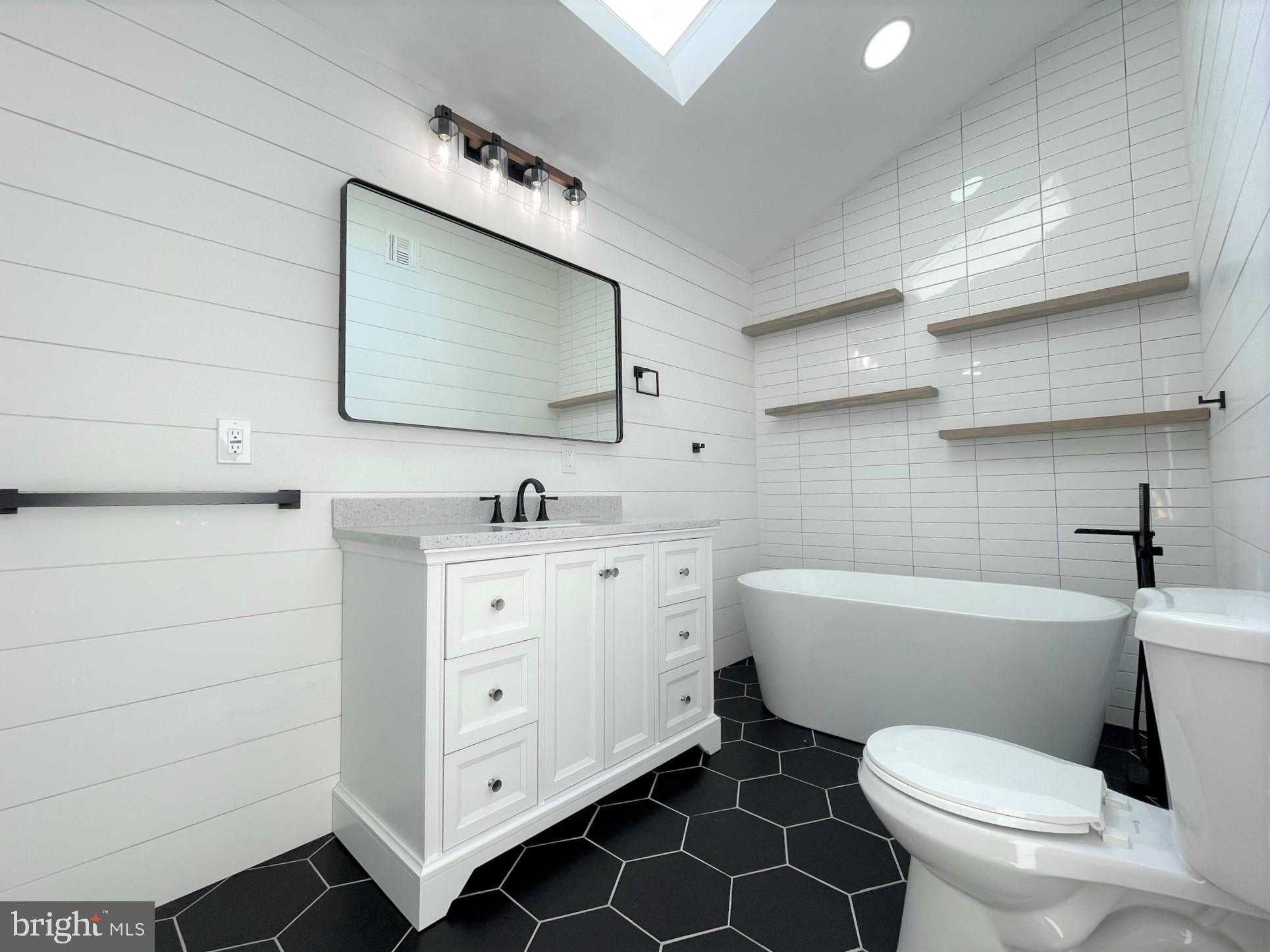 141 Leeward Road Manahawkin, NJ 08050 - Photo 37 of 48 Primary En Suite