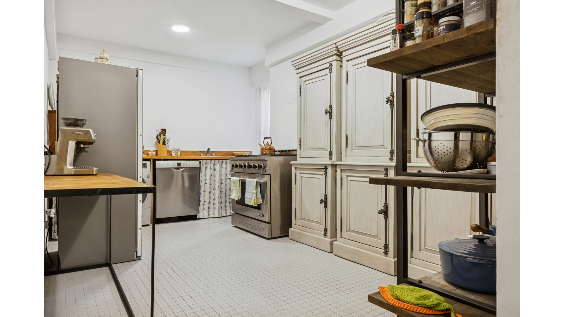 424 East 52nd Street, Unit 9A Manhattan, NY 10022 - Photo 7 of 9