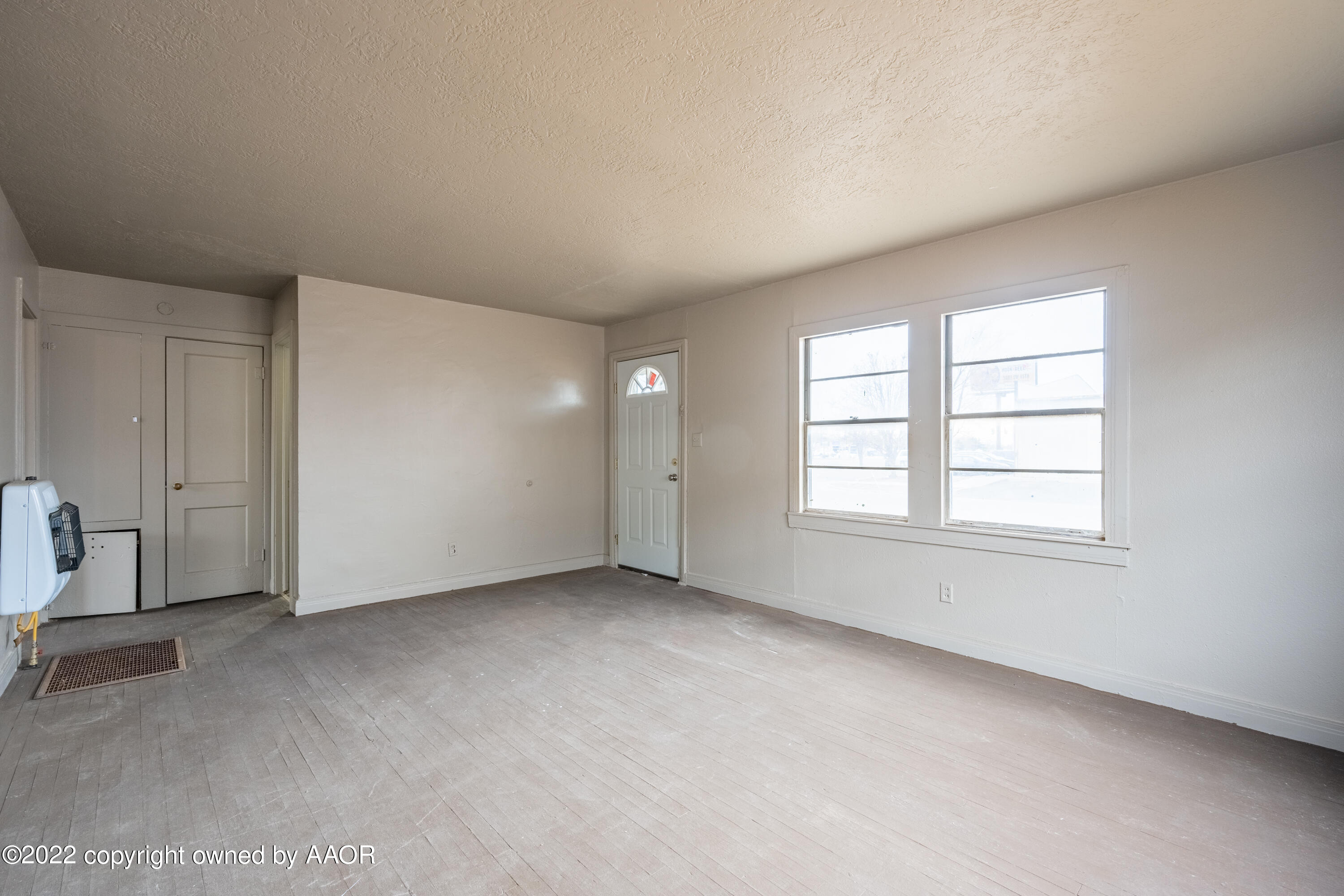 927 South Bryan Street Amarillo, TX 79102 - Photo 5 of 12 an empty room with windows
