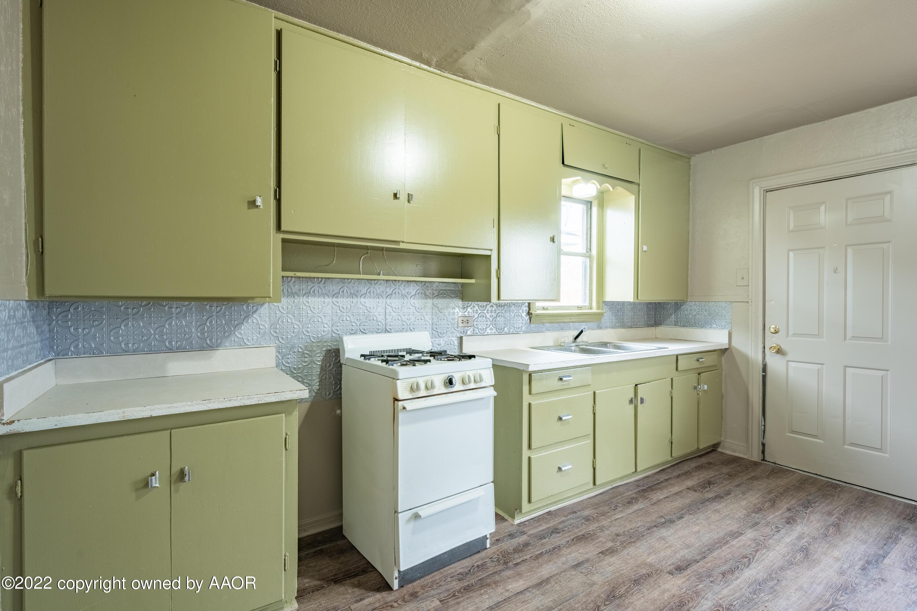 927 South Bryan Street Amarillo, TX 79102 - Photo 7 of 12 a utility room with a sink dryer and washer