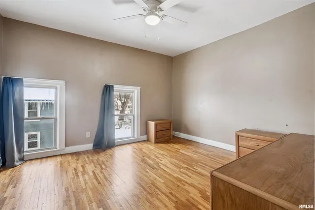 a view of a livingroom with a workspace