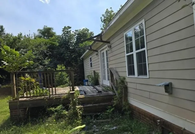 a view of a house with backyard and garden