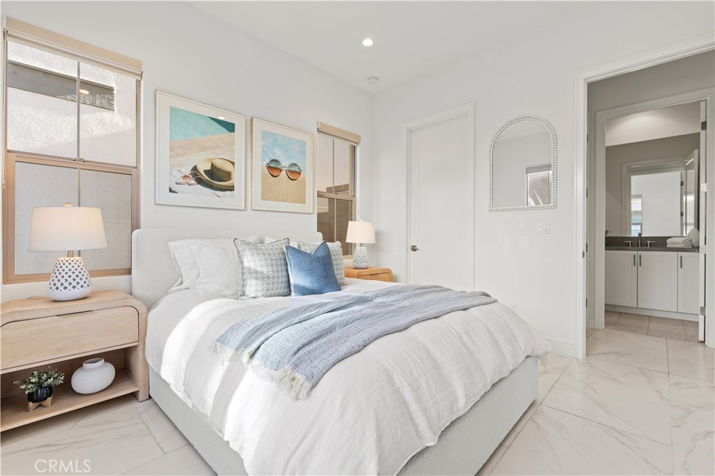 113 Halworth Irvine, CA 92618 - Photo 15 of 30 a bedroom with a bed and wall painting