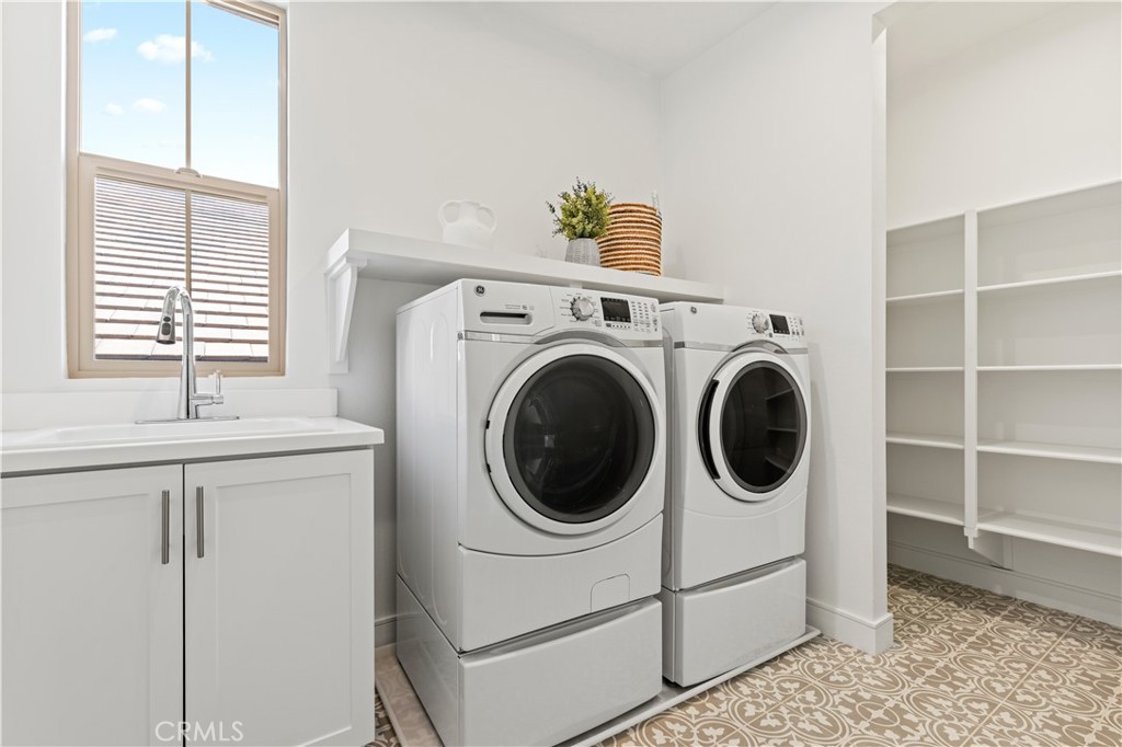 113 Halworth Irvine, CA 92618 - Photo 25 of 30 a utility room with dryer and washer