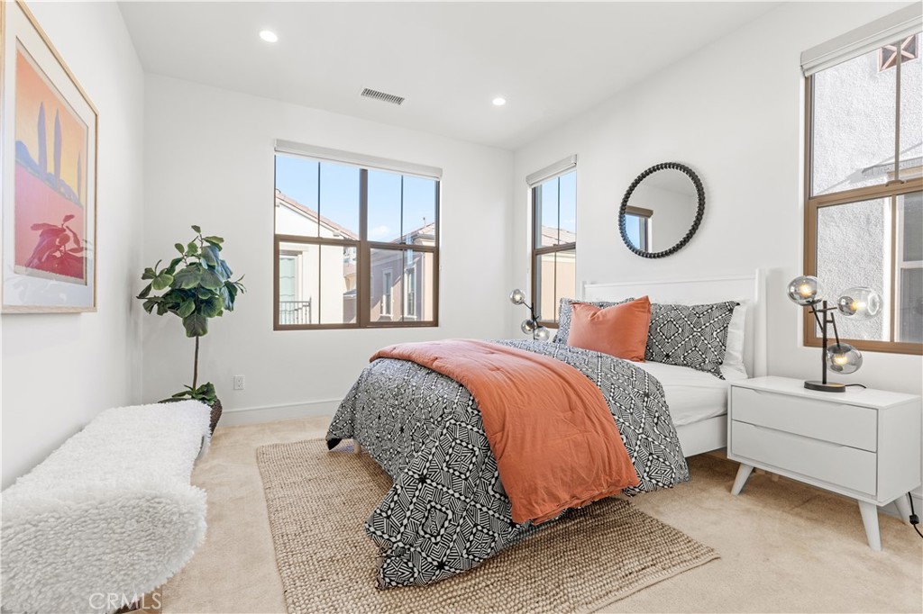 113 Halworth Irvine, CA 92618 - Photo 26 of 30 a bedroom with bed and a window