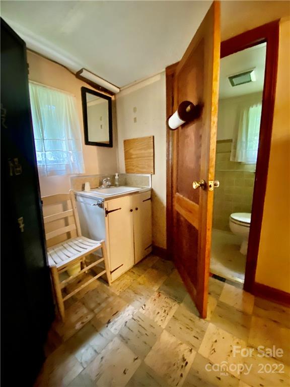 8247 Joe Poore Road Newland, NC 28657 - Photo 17 of 27 Gallery Image 17