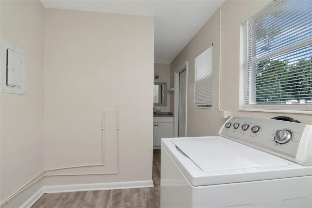 126 Kingsway Road Brandon, FL 33510 - Photo 35 of 42 a utility room with dryer and washer