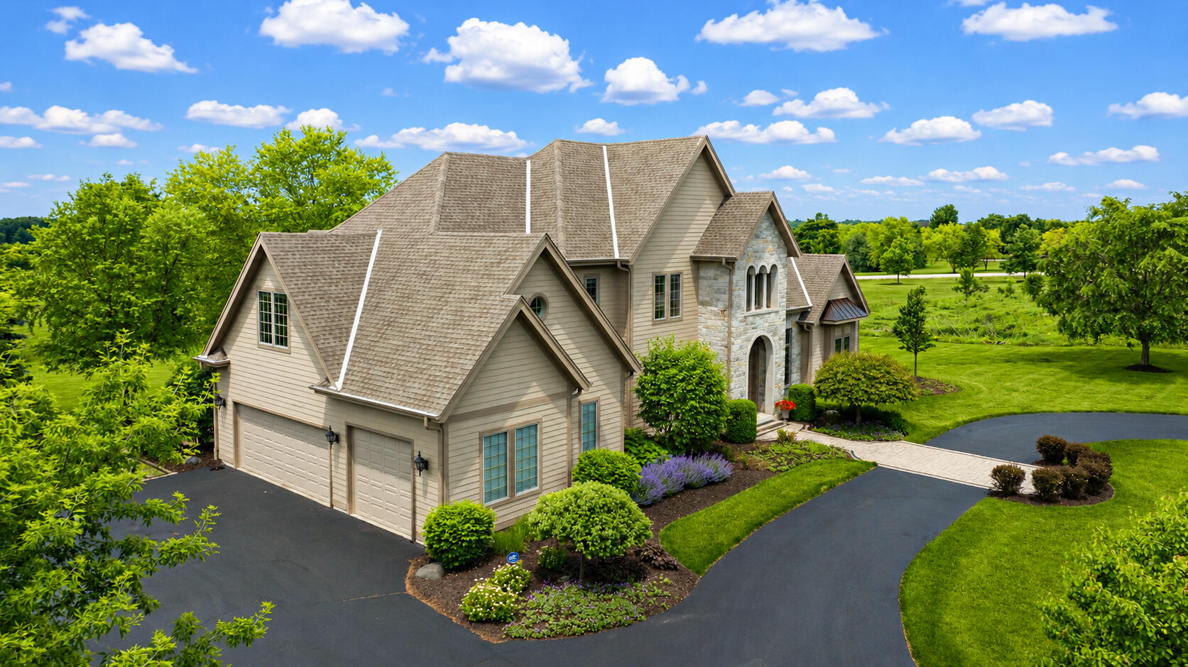 11092 Sutton Ridge Drive Mequon, WI 53097 - Photo 9 of 40 Side Exterior
