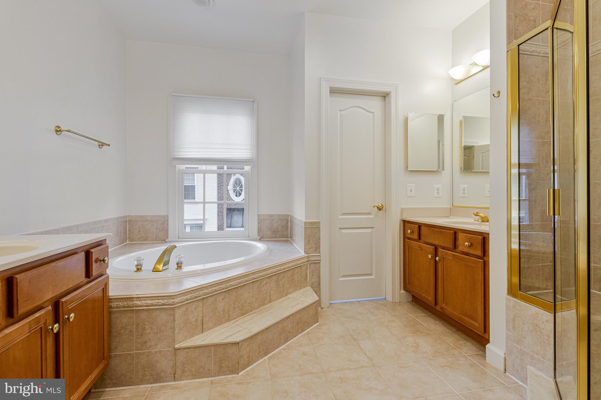 1646 Colonial Hills Drive McLean, VA 22102 - Photo 22 of 39 a bathroom with a tub sink and mirror