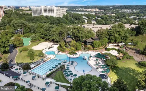 $369,999 | 307 Yoakum Parkway, Unit 706, Alexandria, VA 22304