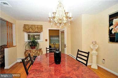 406 North Rolling Road Baltimore, MD 21228 - Photo 11 of 29 Dining Room