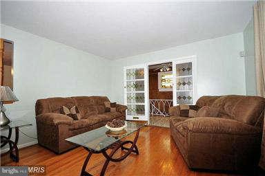 406 North Rolling Road Baltimore, MD 21228 - Photo 12 of 29 Living Room