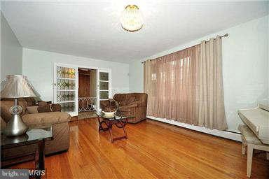 406 North Rolling Road Baltimore, MD 21228 - Photo 8 of 29 Living Room