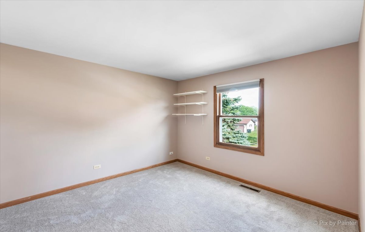 530 White Birch Road Lindenhurst, IL 60046 - Photo 12 of 33
