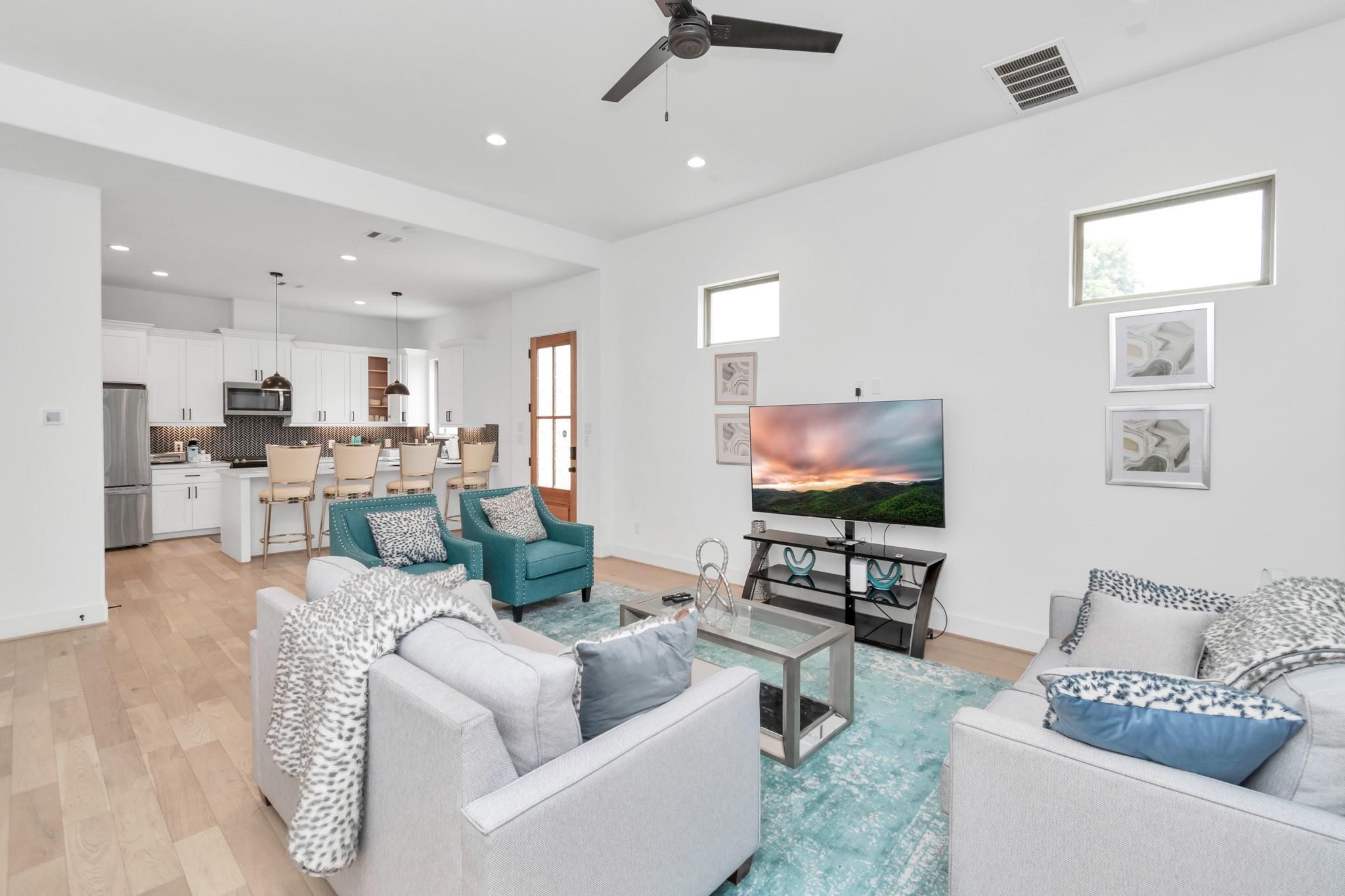 3306 Live Oak Street Houston, TX 77004 - Photo 3 of 10 a living room with furniture and a flat screen tv