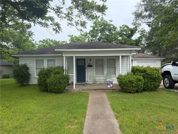 $187,000 | 601 North Market Street, Hallettsville, TX 77964