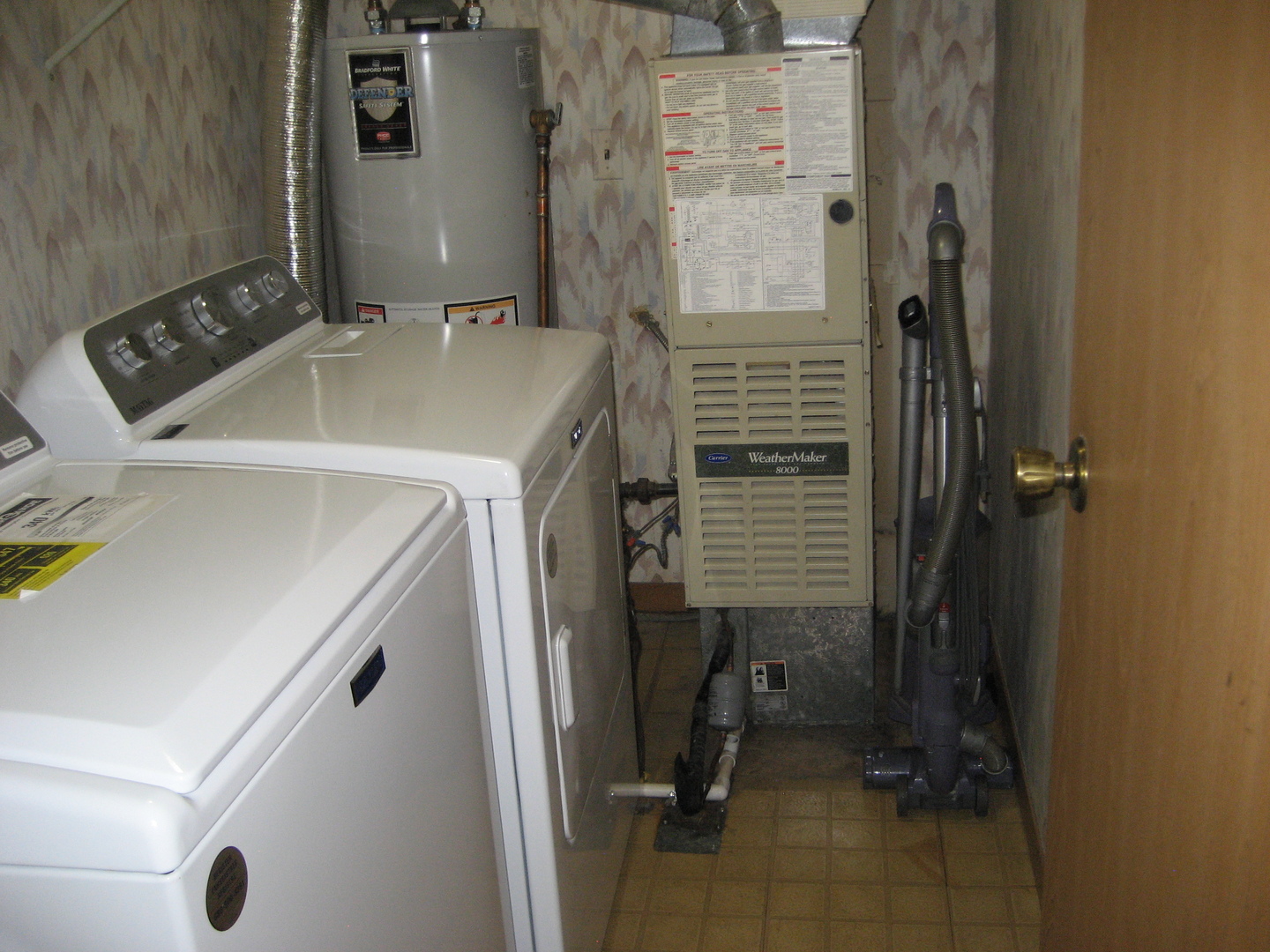 294 Le Parc Circle Buffalo Grove, IL 60089 - Photo 21 of 24 a bathroom with a sink toilet and shower