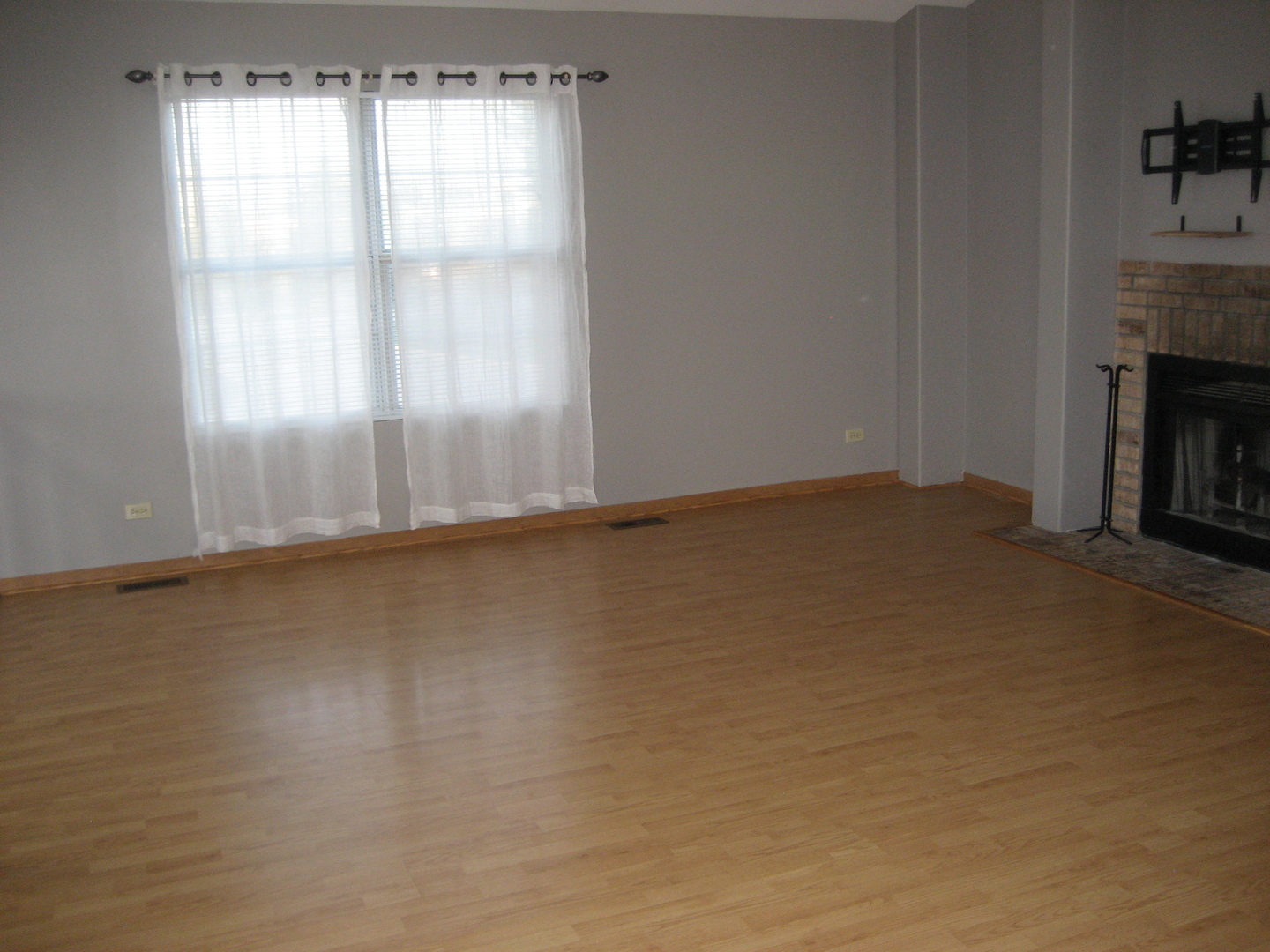 294 Le Parc Circle Buffalo Grove, IL 60089 - Photo 7 of 24 a view of an empty room with a window