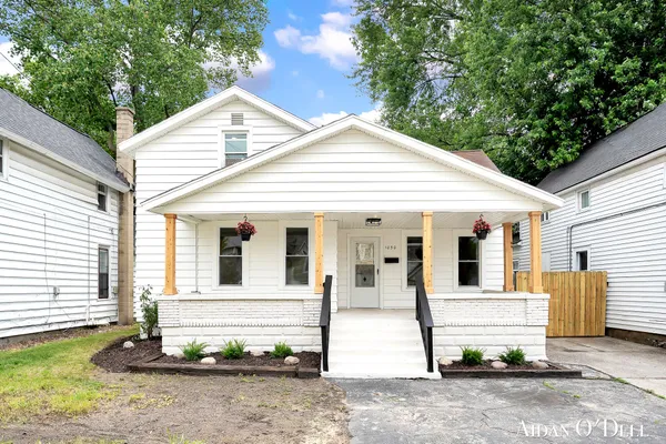 $295,000 | 1050 Broadway Avenue Northwest, Grand Rapids, MI 49504