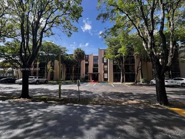 a view of a tennis court
