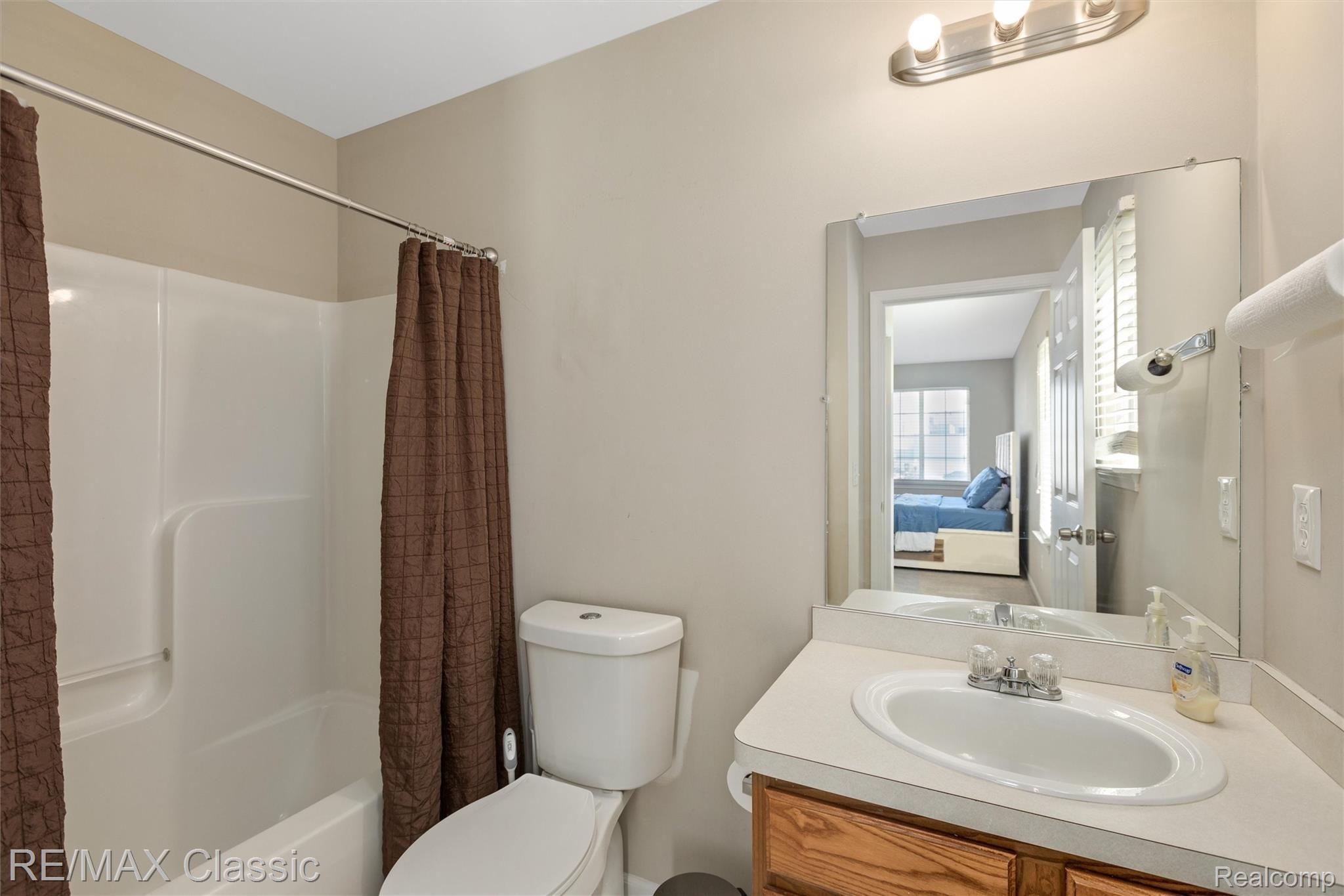 4181 South Wayne Road Wayne, MI 48184 - Photo 18 of 28 Master Bath