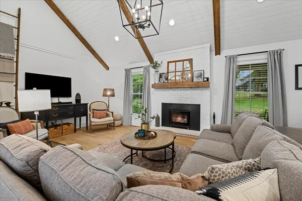 $1,299,000 | 204 Country Commons Road, Trout Valley, IL 60013