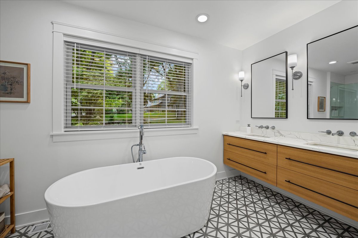 204 Country Commons Road Trout Valley, IL 60013 - Photo 19 of 58 a bathroom with a bathtub and a sink