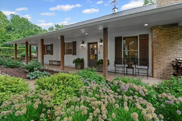 $1,299,000 | 204 Country Commons Road, Trout Valley, IL 60013