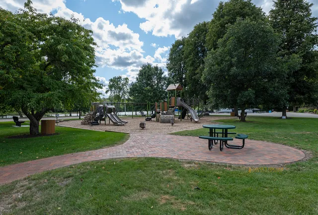 $1,445,000 | 204 Country Commons Road, Trout Valley, IL 60013