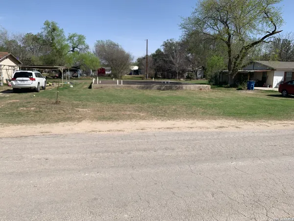 $114,900 | 414 Crouch Avenue, Devine, TX 78016