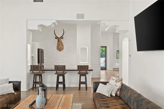 $17,000,000 | 7330 North Rainbow Boulevard, Las Vegas, NV 89131