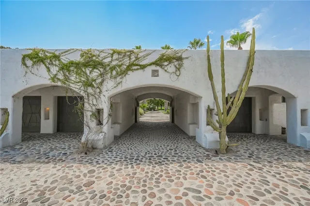 $17,000,000 | 7330 North Rainbow Boulevard, Las Vegas, NV 89131