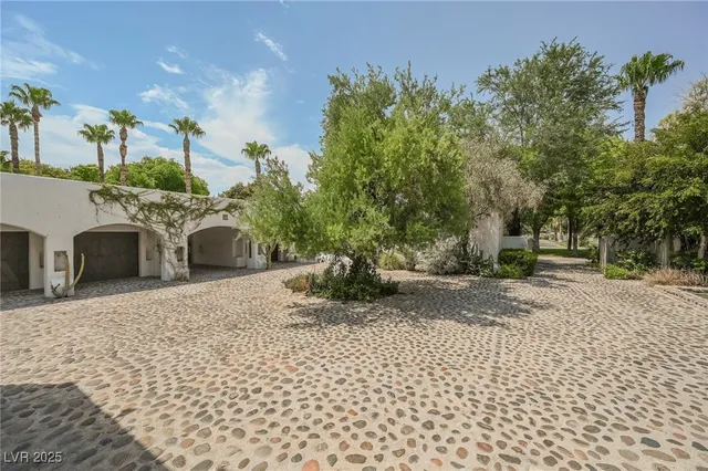 $17,000,000 | 7330 North Rainbow Boulevard, Las Vegas, NV 89131