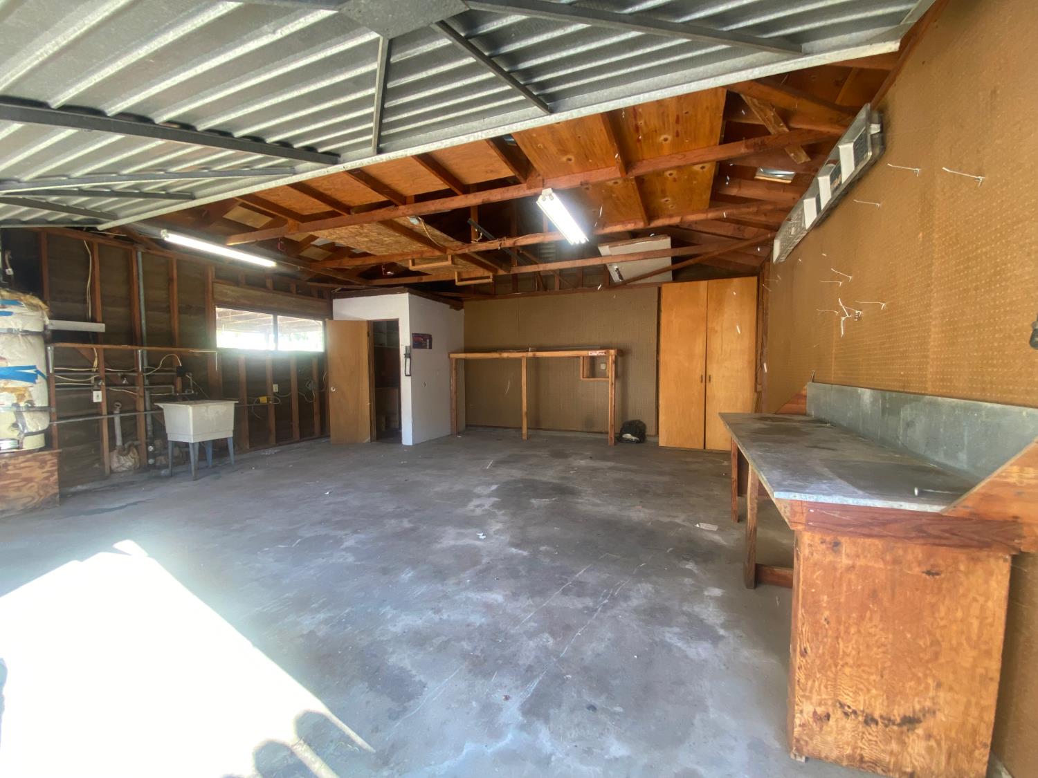 333 East Linden Avenue Reedley, CA 93654 - Photo 18 of 21 a view of a garage