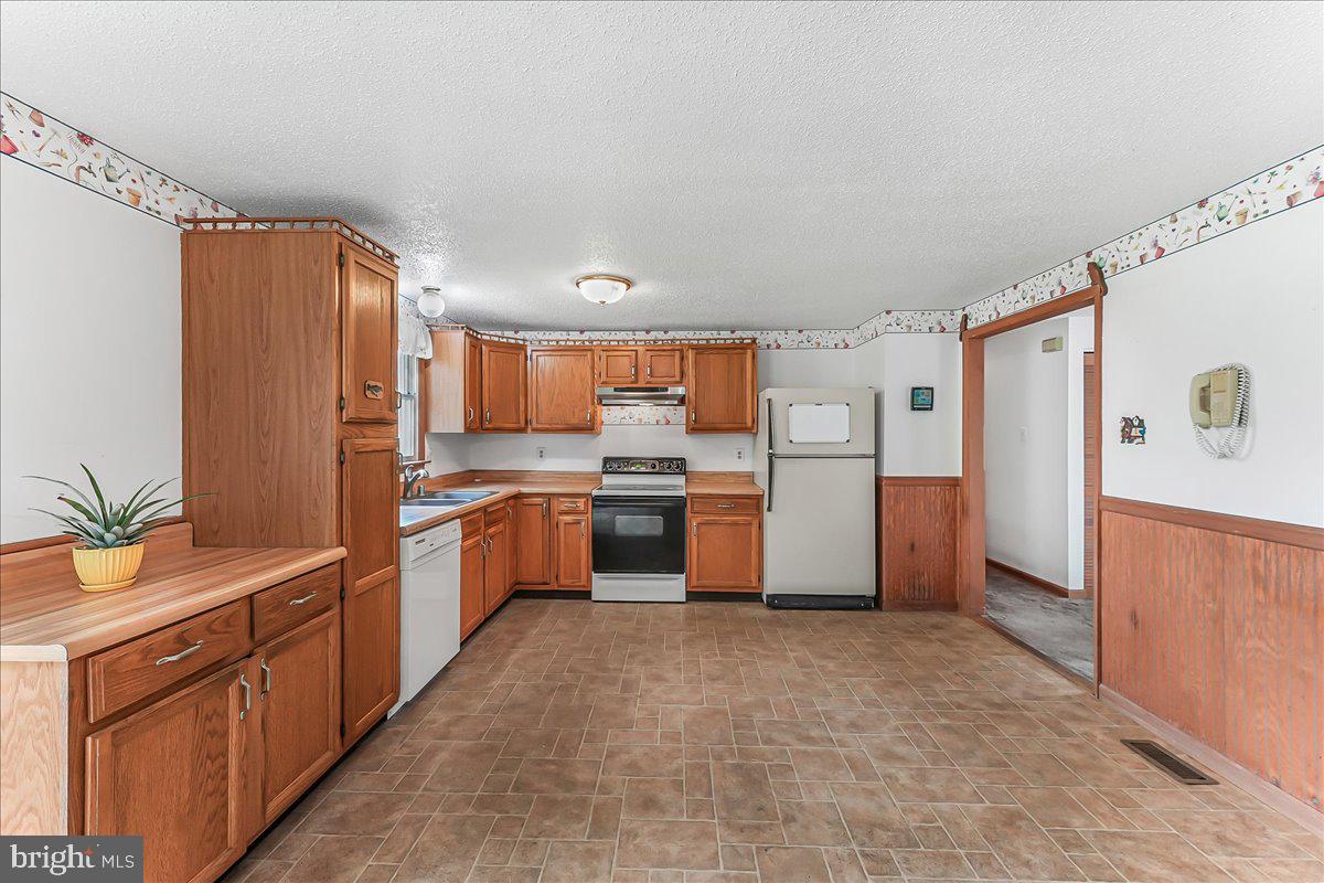 252 Althouse Road Cochranville, PA 19330 - Photo 10 of 28 a kitchen with stainless steel appliances a refrigerator and a stove