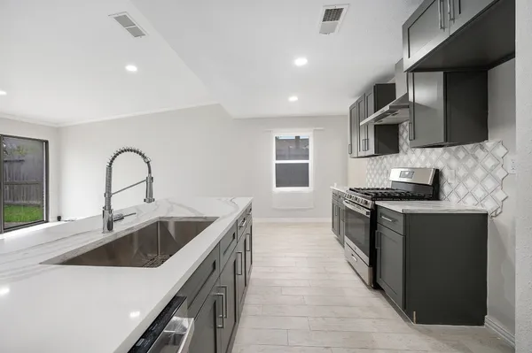 $2,650 | 10818 Hillcroft Avenue, Houston, TX 77096