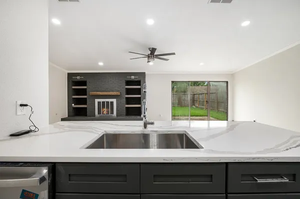 $2,650 | 10818 Hillcroft Avenue, Houston, TX 77096