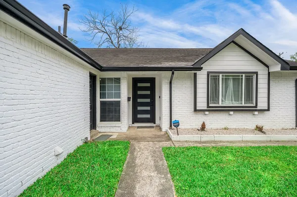 $2,650 | 10818 Hillcroft Avenue, Houston, TX 77096