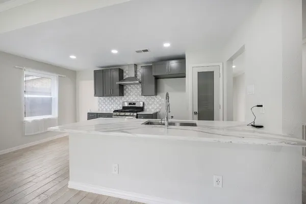 $2,650 | 10818 Hillcroft Avenue, Houston, TX 77096