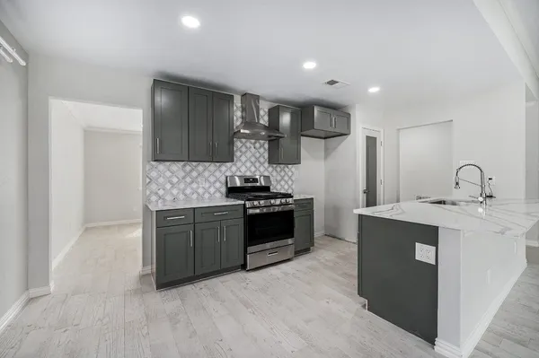 $2,650 | 10818 Hillcroft Avenue, Houston, TX 77096