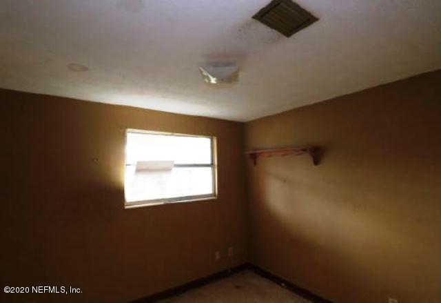 4104 Dayrl Road Jacksonville, FL 32207 - Photo 4 of 8 an empty room with a window