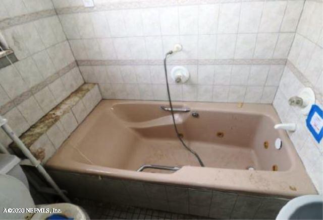 4104 Dayrl Road Jacksonville, FL 32207 - Photo 8 of 8 a bathroom with a bathtub