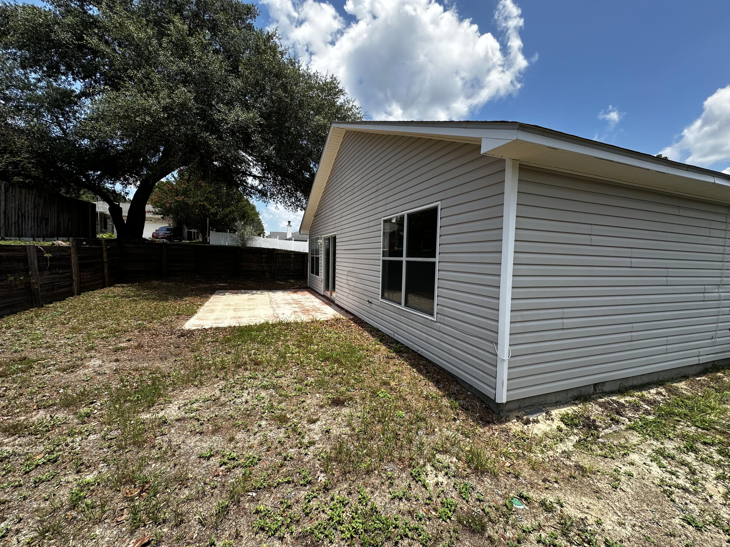 136 Sandstone Trail Crestview, FL 32539 - Photo 4 of 17 a backyard of a house