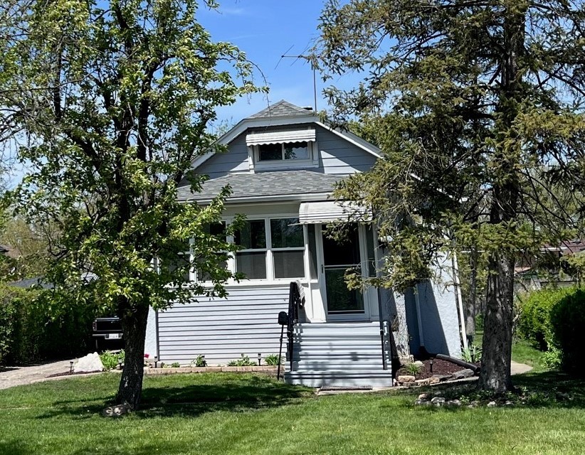 184 Waubansee Road Riverside, IL 60546 - Photo 1 of 38 a front view of house with a yard