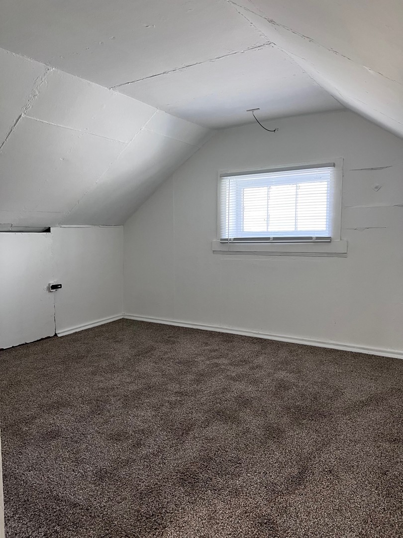 184 Waubansee Road Riverside, IL 60546 - Photo 17 of 38 an empty room with a window