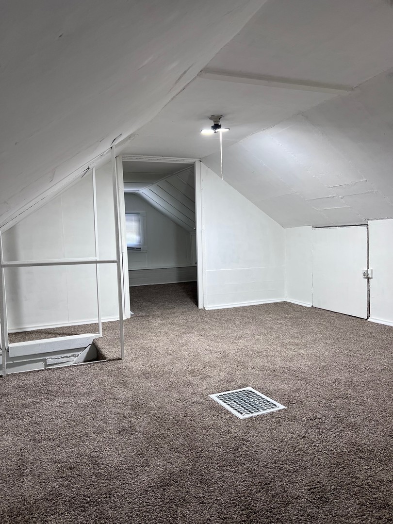 184 Waubansee Road Riverside, IL 60546 - Photo 18 of 38 a view of a room with gym equipment