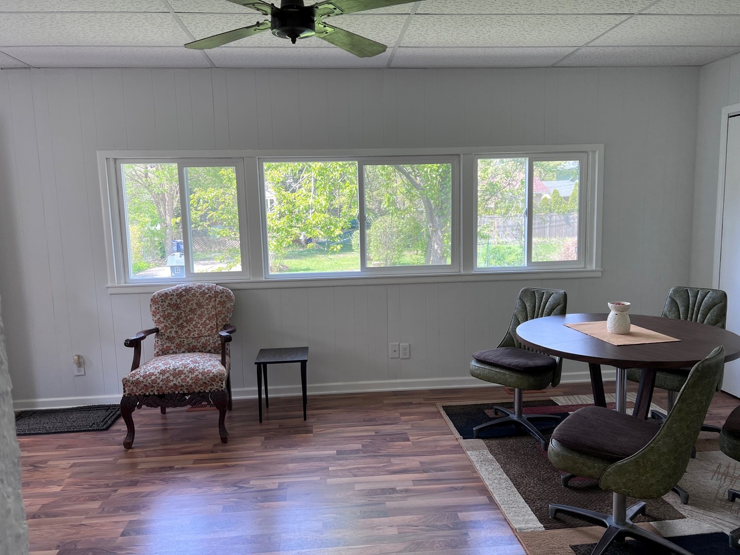 184 Waubansee Road Riverside, IL 60546 - Photo 28 of 38 a workspace with furniture and a window