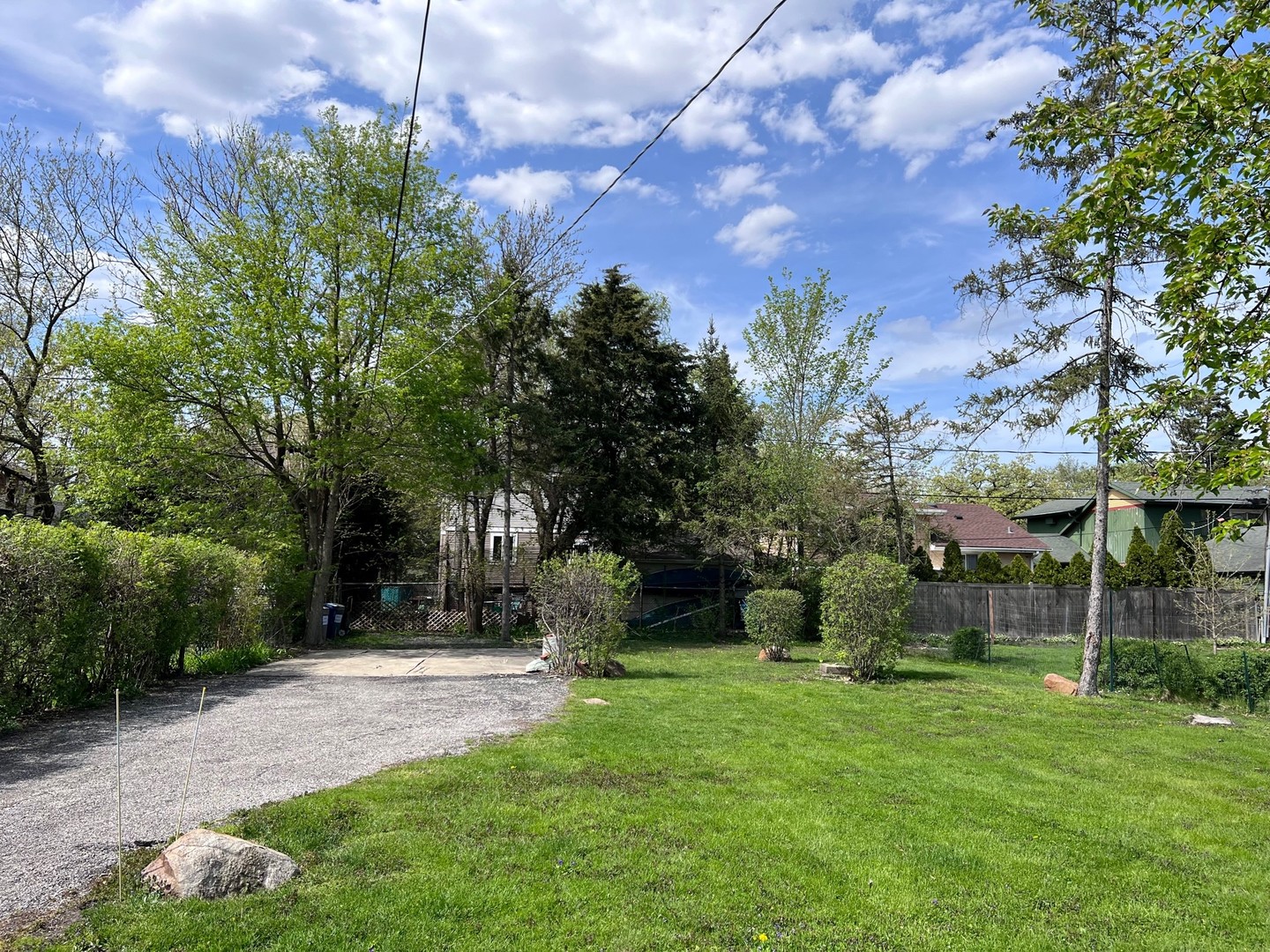 184 Waubansee Road Riverside, IL 60546 - Photo 32 of 38 a backyard of a house with lots of green space